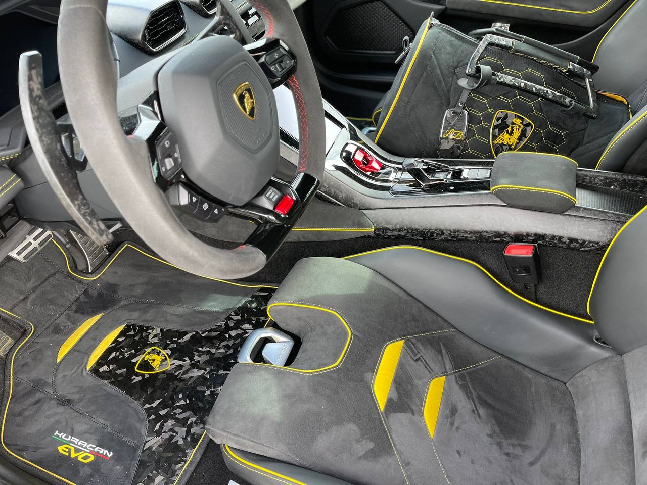 Huracan EVO cabin with the finished mats and the matching duffle bag